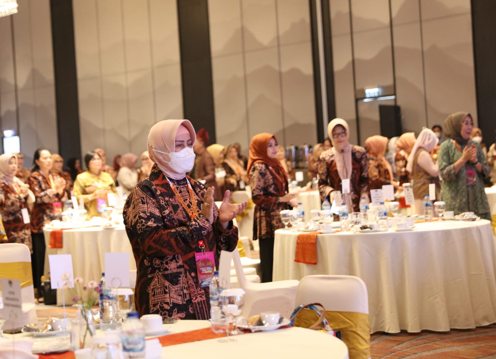 Hadiri Ladies Program Apeksi XV, Indira Apresiasi Desainer Lokal Padang