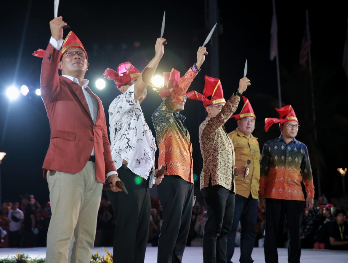 Empat Tokoh Nasional Terima Badik Pusaka Khas Makassar