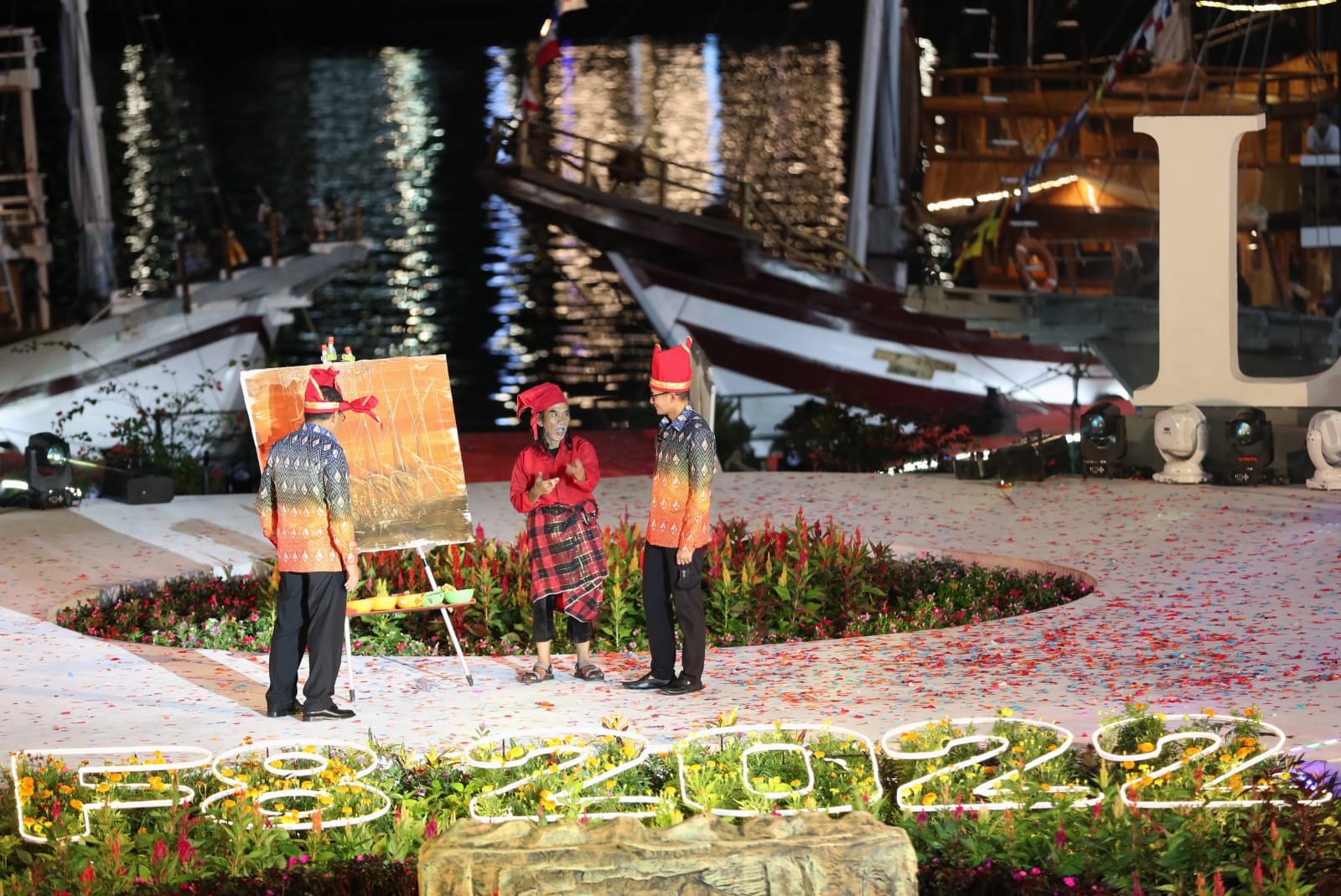 Danny Hadiahi Sandiaga Uno Lukisan Phinisi, Dilukis Pakai Tanah Liat