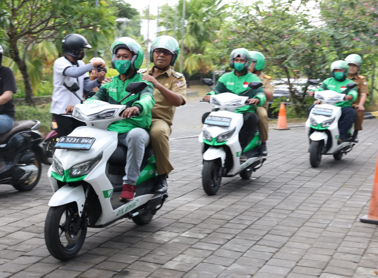 Menggunakan Ojol Grab Menuju Lokasi Kegiatan, Wali Kota Makassar Terobos Hujan Menggunakan Motor