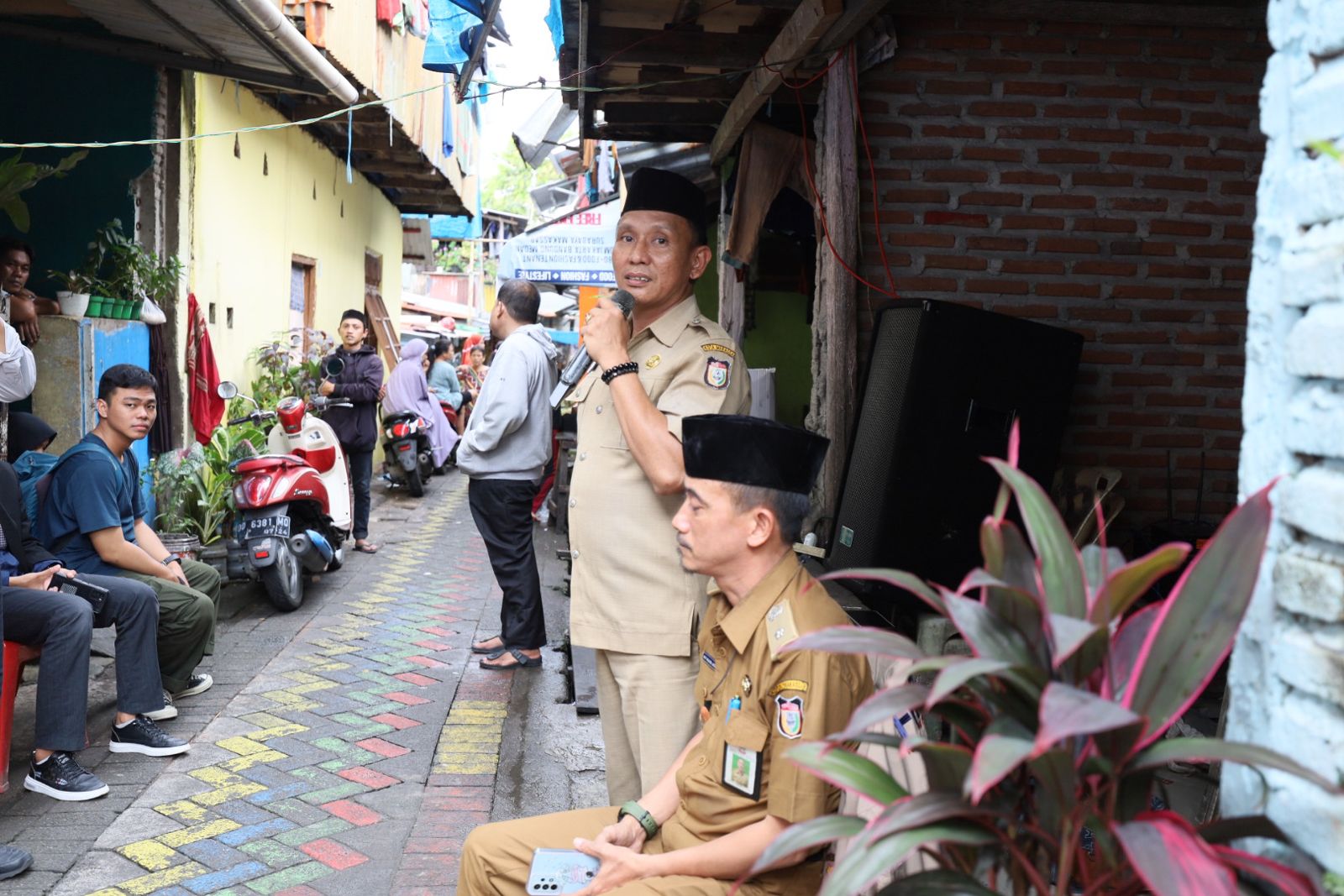 Silaturahmi Bersama Warga di Lorong Wisata, Dinas Kominfo Makassar Bagi-Bagi Paket Sembako