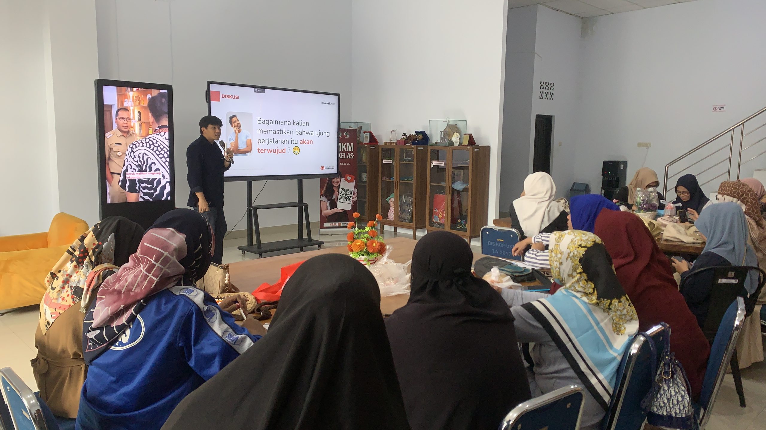Topik Manajemen SDM, Bantu UMKM Kota Makassar Kelola Bisnis Makin Teratur