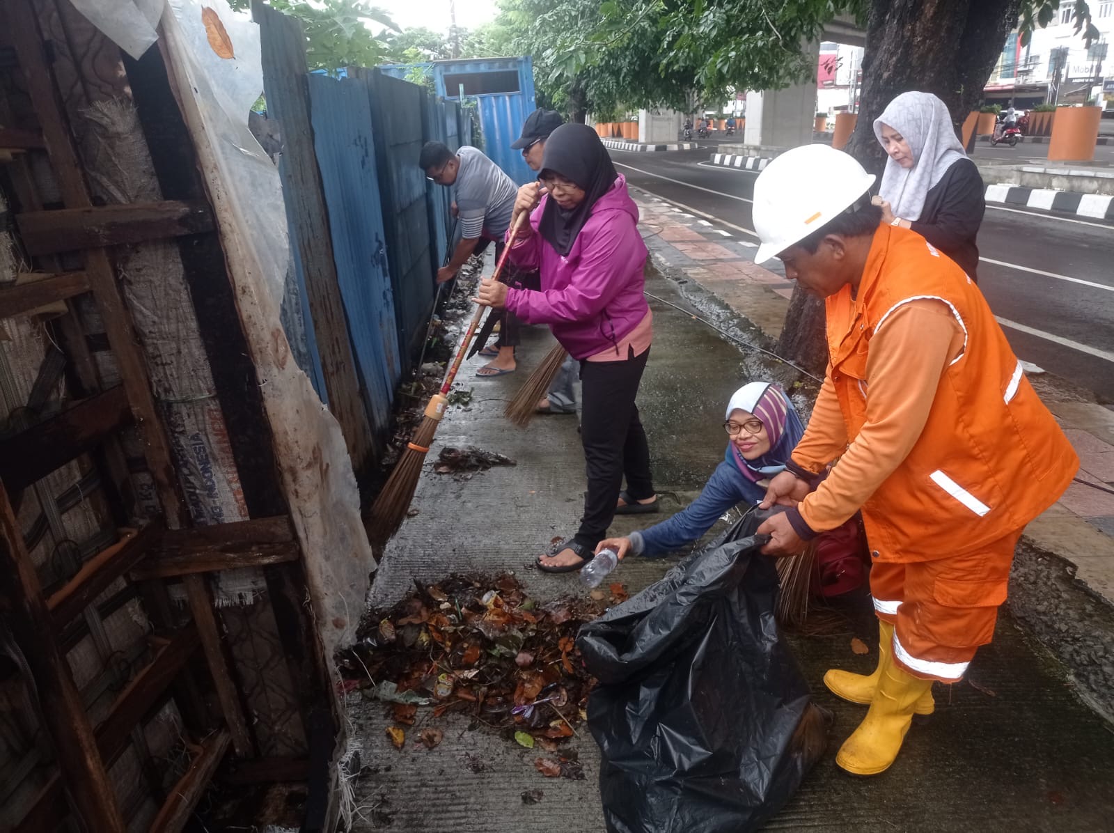 Jelang Adipura, Dinas Kominfo Makassar Kerja Bakti Serentak Bersihkan Drainase