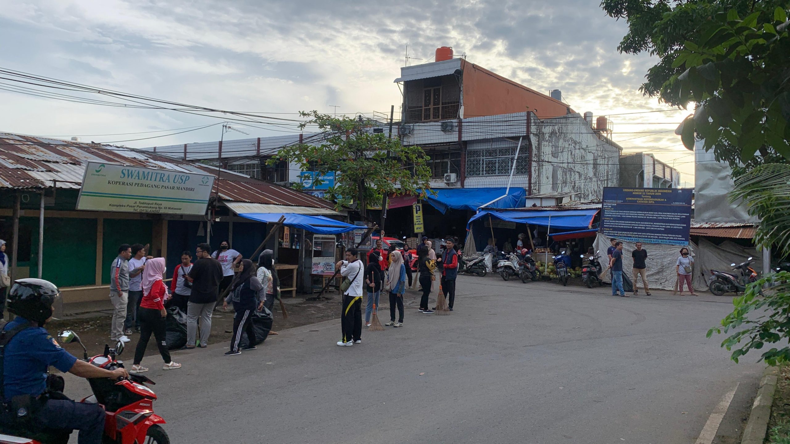 Persiapan Adipura, Diskominfo Makassar Kerja Bakti Serentak di Pasar Panakukang